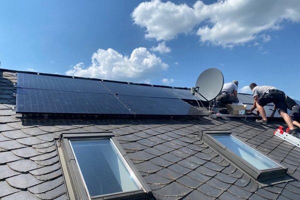 Photovoltaikanlage auf einem Schieferdach - Mac Metzler Energietechnik in Katzenelnbogen und Limburg