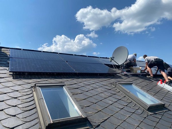 Photovoltaikanlage auf einem Schieferdach - Mac Metzler Energietechnik in Katzenelnbogen und Limburg