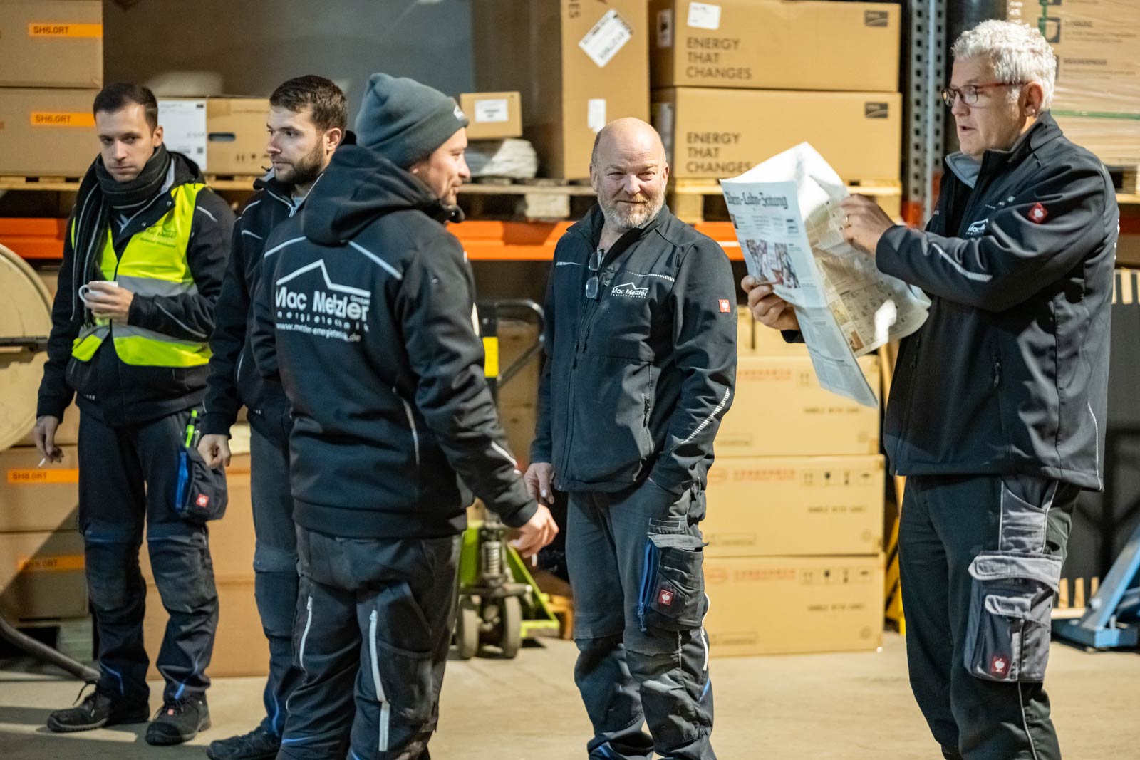 Gruppe von Mitarbeitern beim Arbeitsbeginn